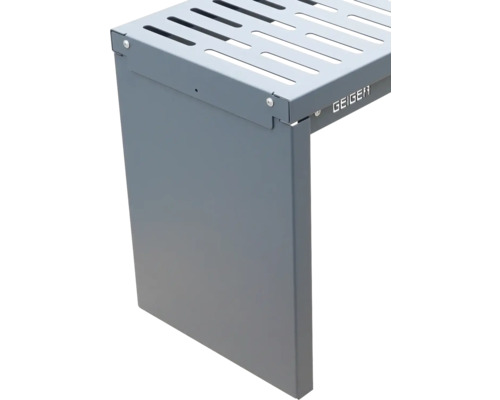 Detailopname van een grijze metalen tuintafel met een geperforeerd tafelblad van het merk Geiger.