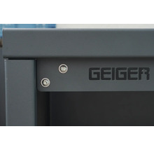 Detailaanzicht van een grijze Geiger kast met schroeven en het Geiger logo.
