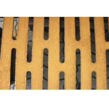 Gedetailleerde opname van een houten rooster met langwerpige openingen