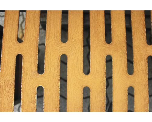 Gedetailleerde opname van een houten rooster met langwerpige openingen