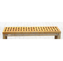 Metalen bank met roesteffect en ventilatiesleuven