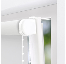 Gedetailleerd beeld van een witte rolgordijn met kettingbediening bij het raam