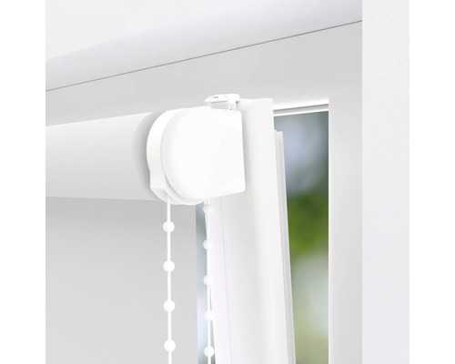 Gedetailleerd beeld van een witte rolgordijn met kettingbediening bij het raam