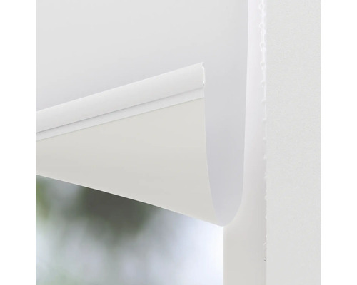 Detail van een witte raamjaloezie