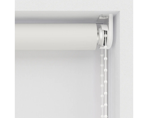 Detailopname van een rolgordijn met kettingbediening voor raamdecoratie