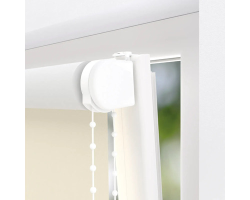 Detailopname van een rolgordijn met kettingbediening voor raamdecoratie