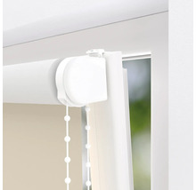 Detailopname van een rolgordijn met kettingbediening bij het raam.