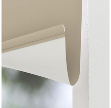 Detailopname van een rolgordijn met kettingbediening voor raamdecoratie en zonwering