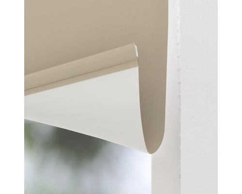 Detailopname van een rolgordijn met kettingbediening voor raamdecoratie en zonwering