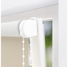 Gedetailleerd beeld van een wit rolgordijn met kettingbediening bij een raam