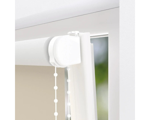 Gedetailleerd beeld van een wit rolgordijn met kettingbediening bij een raam