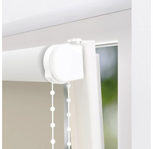 Detail van een wit rolgordijn op een raam