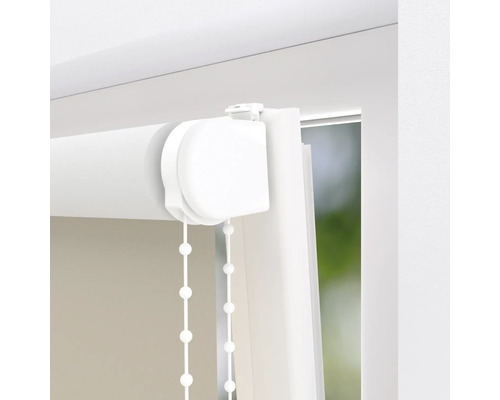 Detail van een wit rolgordijn op een raam