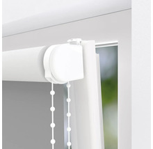 Gedetailleerde weergave van een wit rolgordijn met trekkoord voor raamdecoratie