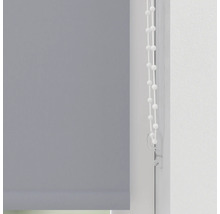 Grijze rolgordijn met bedieningsketting op het raam