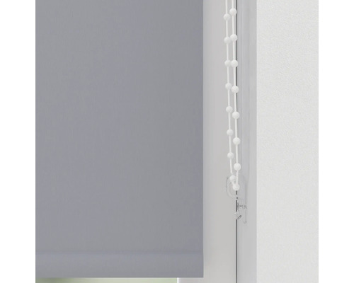 Grijze rolgordijn met bedieningsketting op het raam