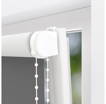 Detailweergave van een wit rolgordijn met kettingbediening bij het raam