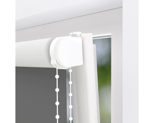 Detailweergave van een wit rolgordijn met kettingbediening bij het raam