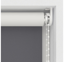 Detailopname van een wit rolgordijn met kettingbediening bij het raam