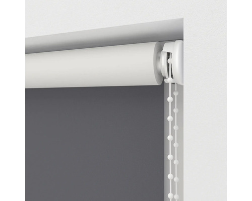 Rolgordijn met kettingbediening bij het raam