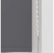 Grijs rolgordijn met bedieningsketting op raam