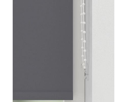 Grijs rolgordijn met bedieningsketting op raam