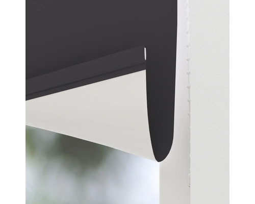 Detailopname van een rolgordijn bij het raam