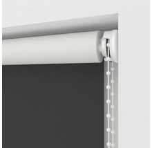 Detailaanzicht van een rolgordijn met bedieningsketting voor raamdecoratie