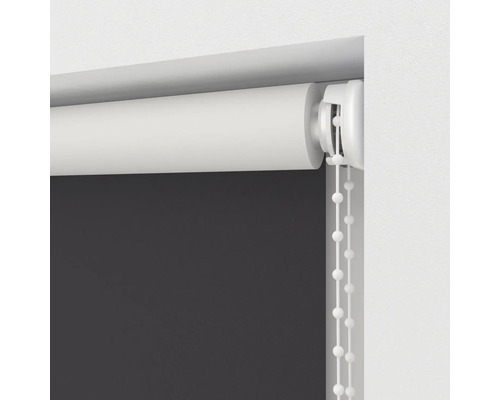 Detailaanzicht van een rolgordijn met bedieningsketting voor raamdecoratie