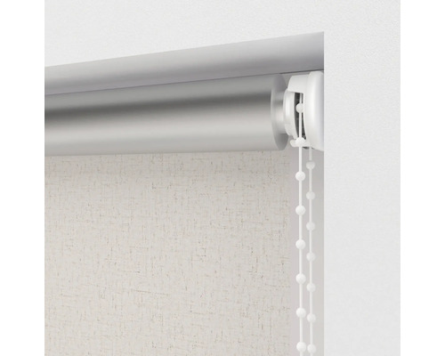 Detailopname van een rolgordijn met bedieningsketting aan een muur