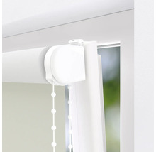 Gedetailleerd beeld van een witte rolgordijn met kettingbediening in een raamkozijn.