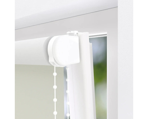 Gedetailleerd beeld van een witte rolgordijn met kettingbediening in een raamkozijn.