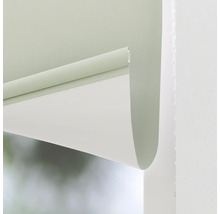 Detailopname van een rolgordijn bij het raam