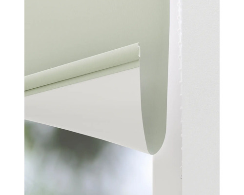 Detailopname van een rolgordijn bij het raam