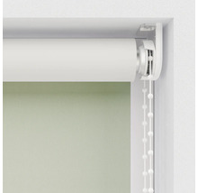 Groen rolgordijn met kettingbediening bij het raam