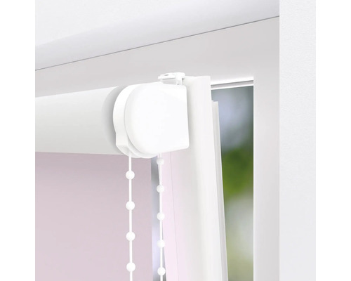 Detailopname van een rolgordijn bij het raam