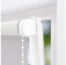 Detailopname van een witte rolgordijn met kettingbediening bij het raam