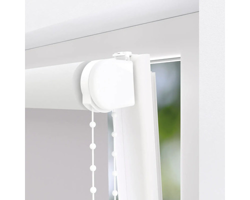 Detailopname van een witte rolgordijn met kettingbediening bij het raam