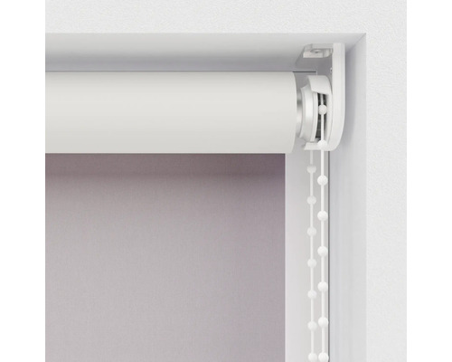 Rolgordijn met kettingbediening bij het raam