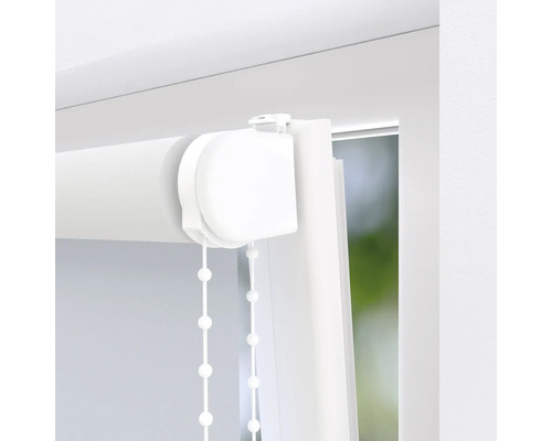 Detailweergave van een wit rolgordijn bij het raam