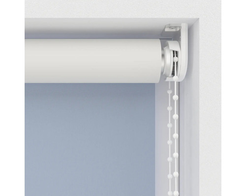 Detailopname van een rolgordijn met kettingbediening bij het raam