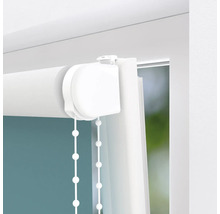 Detailopname van een wit rolgordijn met kettingbediening bij het raam.
