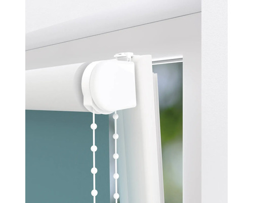 Detailopname van een wit rolgordijn met kettingbediening bij het raam.