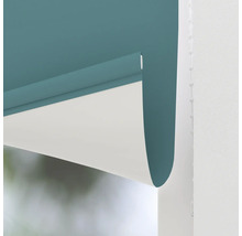 Opgerolde, half uitgerolde verduisterende rolgordijn bij het raam