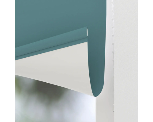 Opgerolde, half uitgerolde verduisterende rolgordijn bij het raam