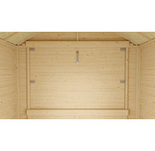 Interieur van een tuinhuis met houten wanden en klapraam