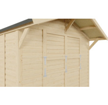 Detailweergave van een tuinhuis met houten wanden en luiken