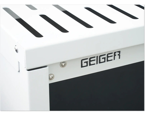 Detailopname van een serverkast met het opschrift Geiger.
