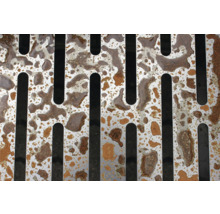 Detailopname van een afvoerrooster met roestvlekken.