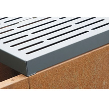 Metalen afdekking met sleuven op een roestoppervlak